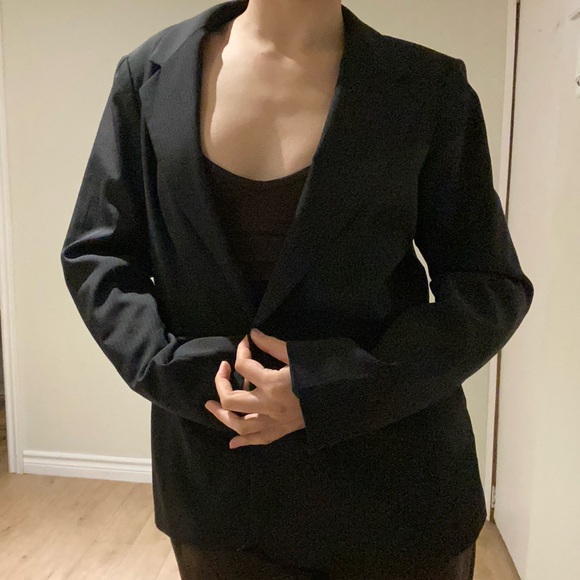 Classic Black Women's Fitted Blazer - Picture 2 of 5